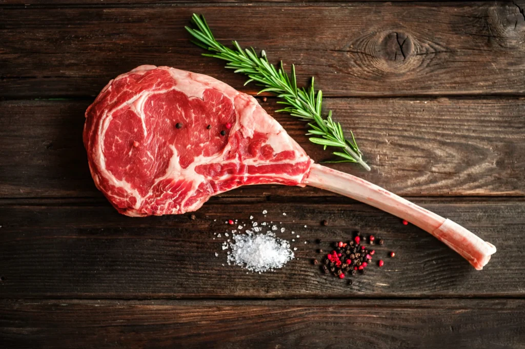 Steak tomahawk cru avec romarin, sel et poivre