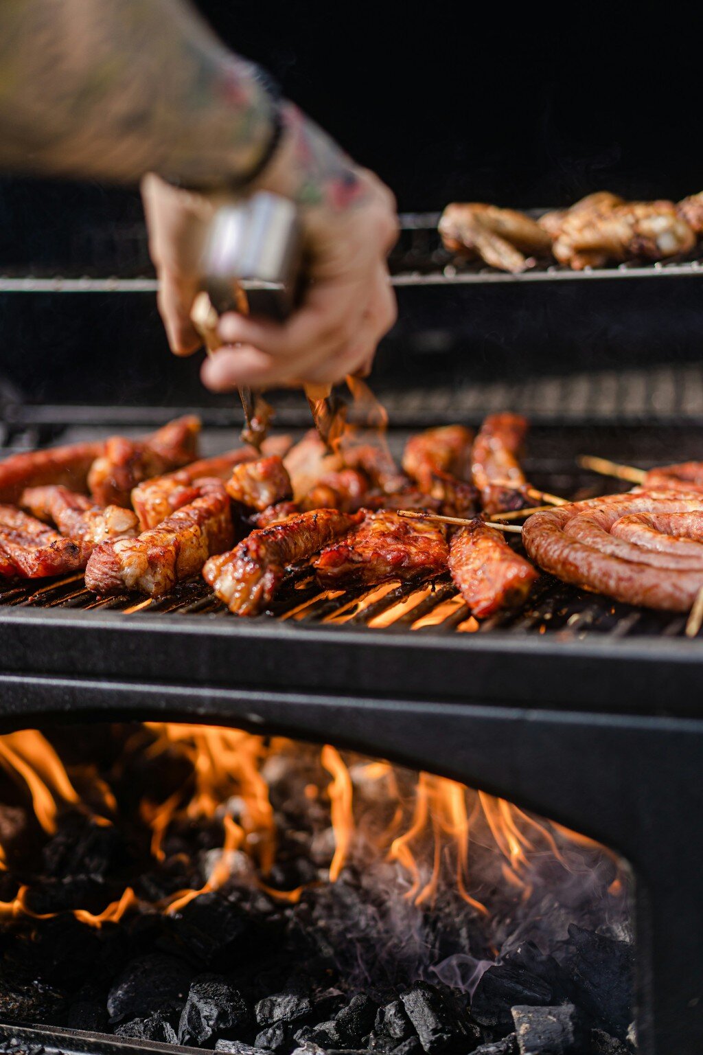 Viandes grillées sur le BBQ au-dessus des flammes