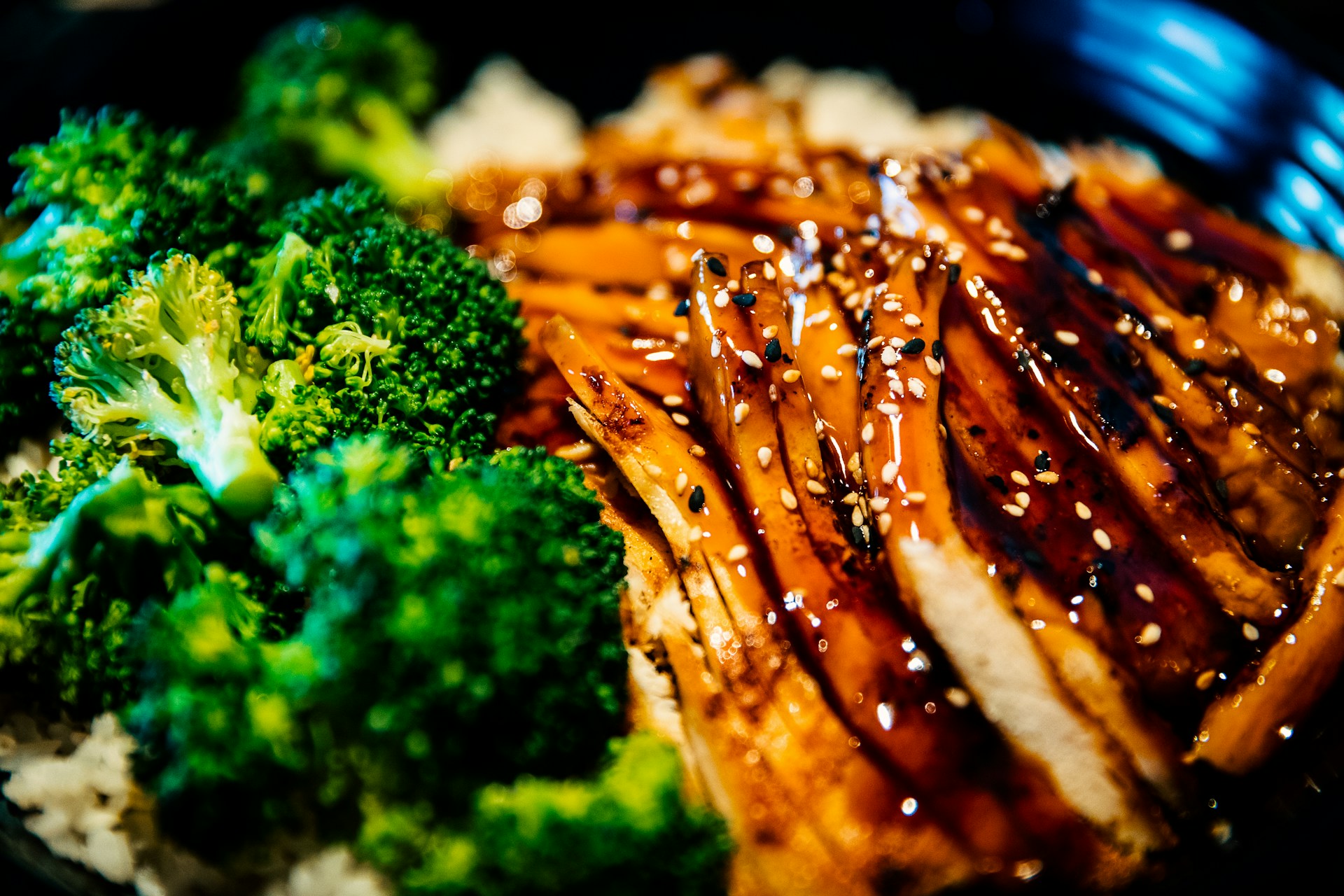Poulet teriyaki tranché avec brocoli et graines de sésame