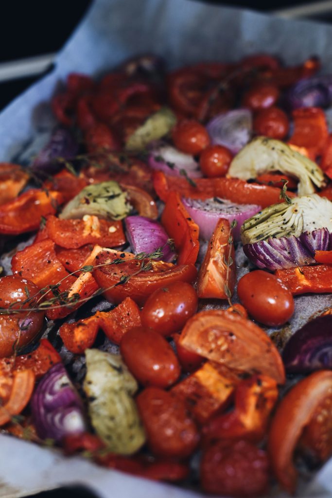 Légumes rôtis au four sur une plaque