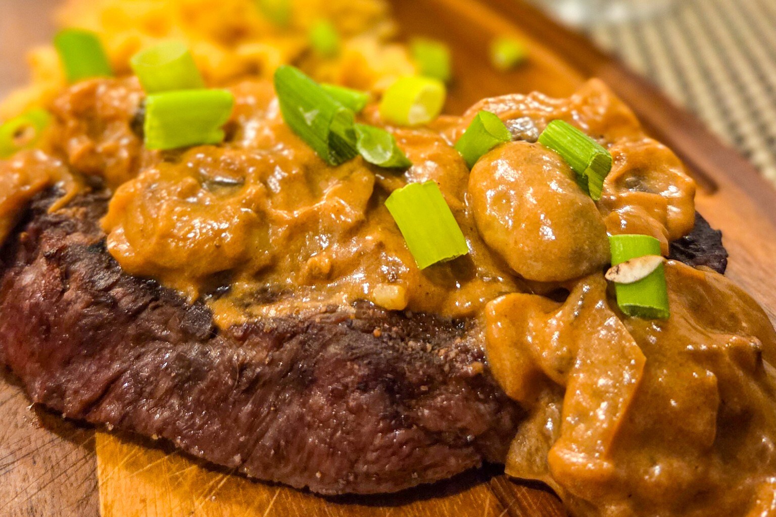 Steak d’orignal nappé d’une sauce crémeuse aux champignons et 5 poivres