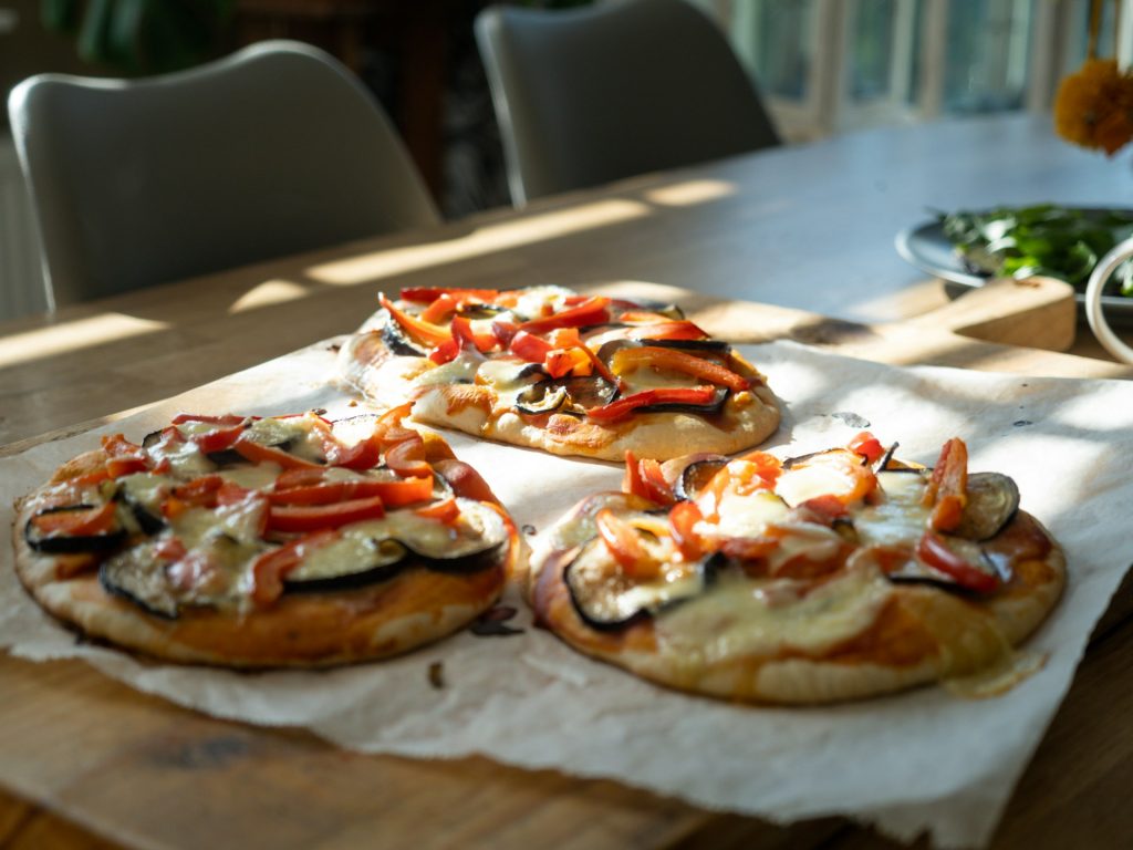 Pizzas sur pain naan aux champignons et à la Sauce P